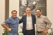 Von links: Ali Güngörmüş, Restaurantleiter Yaacov Sellem und Adnan Maral im koscheren Restaurant Einstein.
