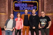 Moderator Kai Pflaume (M.) und seine Rateteam-Kapitäne Bernhard Hoëcker (l.) und Elton (r.) begrüßen in dieser Sendung die Violinistin Lisa Batiashvili (2.v.l.) und den Geiger David Garrett (2.v.r.).