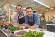 Von links: Adnan Maral und Ali Güngörmü? in der Küche des koscheren Restaurants Einstein in München.