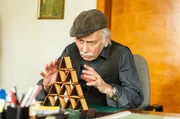 Edwin Bremer (Tilo Prückner) baut ein Schokokekse-Haus.