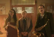 Bei den Bandproben lauscht Addie (Lola Blue, l.) verzückt Bonnies schöner Stimme. Auch Miriam (Carol Moore, M.) und Mr. Macintosh (John Draycott, r.) sind hingerissen. Mit der Bedingung, dass Bonnie auf dem Fest singt, gibt Miriam sogar ihre Geschichte für das Gemeindefest frei.