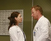 Amelia (Caterina Scorsone, l.) hinterfragt ihre Beziehung mit Owen (Kevin McKidd, r.), während Alex sich nur schwer in seinen Alltag in der Denny Duquette Memorial Klinik einlebt ...
