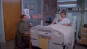 Doug (Kevin James) besucht Arthur (Jerry Stiller) im Krankenhaus.
