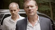 Bösewicht und Gangsterboss Dieter (Hanno Friedrich), im Hintergrund Hilfsbösewicht Kevin (Klaus Ebert)
