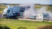 Die unglaubliche zerstörerische Energie einer Massenkarambolage bei hoher Geschwindigkeit der beteiligten Fahrzeuge - im kontrollierten Experiment wird sie zum ersten Mal messbar.