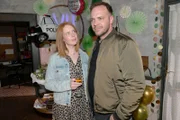 Erik (Patrick Heinrich) versucht seine schlechtes Gewissen an Tonis (Olivia Marei) Geburtstag zu verbergen.