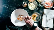 Die Desserts von Tom Elstermeyer haben ungewöhnliche Zutaten, hier Chicorée. Die Desserts von Tom Elstermeyer haben ungewöhnliche Zutaten, hier Chicorée.