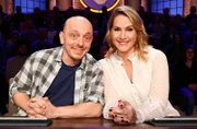 Rateteam-Kapitän Bernhard Hoëcker (l.) und die Journalistin, Fernsehmoderatorin und Tagesschau-Sprecherin Judith Rakers (r.) bilden ein Rateteam.