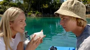 Dr. Denman (Lara Cox, l.) stellt Lewis (Angus McLaren) zur Rede.