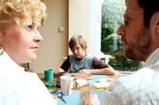 Dietmar Schäffer (Bjarne Mädel, r.) und Heike Schäffer (Petra Kleinert, l.) haben ein Problem mit ihrem hochbegabten Sohn Kevin (Jasper Smets, M.). Obwohl Kevin ein Stipendium fürs Eliteinternat Lobberich ergattert hat, will er nicht aufs Schloßinternat zu all den reichen Schnöseln.