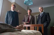 v.l. Sidney Chambers (James Norton), Geordie Keating (Robson Green) und Dr. Robinson (Mark Bonnnar).