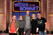 Moderator Kai Pflaume (M.) und seine Rateteam-Kapitäne Bernhard Hoëcker (l.) und Elton (r.) begrüßen in dieser Sendung die Sängerin Jeannette Biedermann (2.v.l.) und die Sängerin Linda Hesse (2.v.r.).