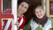 Claus und Eva genießen die ersten Sonnenstrahlen im Grünen ohne Arbeit - dachten sie. Aber da kommt auch schon der Gartenvorstand mit schlechten Nachrichten. Er zitiert mal wieder das Kleingartengesetz.