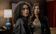 Simone (Brittany O'Grady, l.); Nina (Camila Banus, r.)