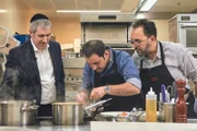 Von links: Yaacov Sellem, Restaurantleiter des Einstein, Adnan Maral und Ali Güngörmüş bei der Speisezubereitung in der Küche.