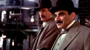 v.l.n.r. Chief Inspector Japp (Philip Jackson) und Poirot (David Suchet)