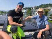 Michael Marending und Projektleiter Fredi Wymann vor ihrer selbst montierten PV-Anlage.