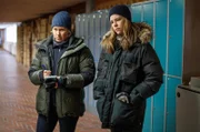 Staatsanwältin Rebecka Martinsson (Sascha Zacharias, re.) und Kommissarin Mella (Eva Melander) ermitteln in einem rätselhaften Todesfall.