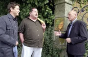 Theodor Bruckner (Joachim Höppner, l.) sieht sich nicht von den beiden Rosenheim-Cops.