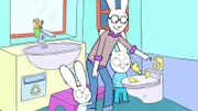 Franz (l.) und Simon (r.) glauben, dass sich ein Monster in der Zugtoilette versteckt. Doch Papa (M.) weiß, dass es nur das Geräusch der Toilettenspülung ist.