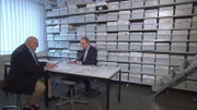 Oliver Bendixen erfährt, dass die kleinste Probe eines Kugelschreiberstriches Jürgen Bügler ausreicht, um nachzuweisen, welche Tinte verwendet wurde.