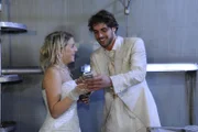 Hoffen, bald in Freiheit zu sein: Anna (Jeanette Biedermann, l.) und Jonas (Roy Peter Link, r.) ...