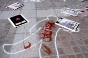 Die Aktivisten von Act Up-Paris machten mit auffälligen Protesten, zivilem Ungehorsam und kreativen Aktionen auf die Ausbreitung von Aids in Frankreich aufmerksam und klärten auf.