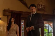 Liz Ortecho (Jeanine Mason, l.); Max Evans (Nathan Dean, r.)