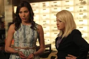 Angela Montenegro (Michaela Conlin, l.); Avalon Harmonia (Cyndi Lauper, r.)