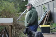 Nach einer erfolgreichen Hirschjagd spielt Tim „Curly“ Leach mit seinem Hund Junior.