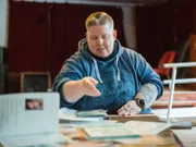 Nancy Frind hat eine psychische Erkrankung und Lernschwäche. Nach sieben Jahren in einer Werkstatt für Menschen mit Behinderung, arbeitet sie für die LIGA Selbstvertretung Thüringen und gibt in Workshops anderen Menschen mit Behinderung eine Stimme.
