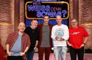 Moderator Kai Pflaume (M.) und seine Rateteam-Kapitäne Bernhard Hoëcker (l.) und Elton (r.) begrüßen in dieser Sendung den Comedian Markus Krebs (2.v.l.) und den Comedian Rüdiger Hoffmann (2.v.r.).