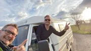 Friso Richter (re.) mit Kameramann Lukas Lowack und Frisos Wohnmobil Pamela.