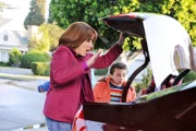Während die Nachbarn beim Superbowl sind, soll Frankie deren neues Auto in die Garage fahren. Doch anstatt den Auftrag auszuführen, macht sie damit eine Spritztour. Auch Mike, Brick, Sue und Axl nutzen das Auto heimlich, mit ungeahnten Folgen ...