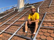 Projektleiter Pascal Tribolet macht eine Pause auf dem denkmalgeschützen Dach.