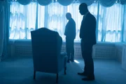 Ein Mörder, der die Polizei unablässig auf falsche Fährten führt, beschäftigt DS Roy Grace (John Simm, l.) und seinen Stellvertreter DS Glenn Branson (Richie Campbell, r.). Jede neue Spur erweist sich als sorgfältig geplante Sackgasse.