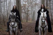 Monsieur (Alexander Vlahos), Louis XIV (George Blagden)