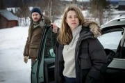 Rebecka Martinsson (Sascha Zacharias) und ihr Geliebter Krister (Jakob Öhrman) ermitteln zusammen.