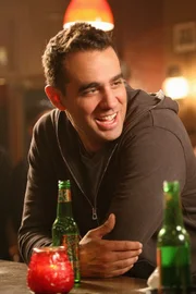 Eddie (Bobby Cannavale) flirtet mit seiner Kollegin Lilly ...