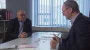 Bei der Aufklärung von Urkundenfälschung setzt das Bayerische Landeskriminalamt in München auf das Wissen und die Erfahrung seiner Ingenieure und Wissenschaftler sowie auf bewährte Analysentechnik. Im Bild: Oliver Bendixen und Jürgen Bügler.