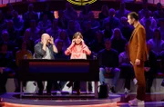 Moderator Kai Pflaume (r.) mit Rateteam-Kapitän Bernhard Hoëcker (l.) und der Violinistin Lisa Batiashvili (M.).