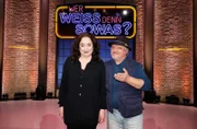 Treten bei "Wer weiß denn sowas?" als Kandidat:Innen an: Schauspielerin Mechthild Großmann (l.) und Schauspieler und Sänger Axel Prahl (r.).