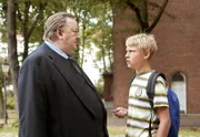 NDR Fernsehen DER DICKE, "Gefährliche Spiele", am Montag (25.07.11) um 21:00 Uhr. Gregor Ehrenberg (Dieter Pfaff, l) wird von Dennis (Leon Kuhn, r.), einem Mitschüler von Bodo mit einem Messer bedroht.