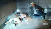 Bei einem Amoklauf im Polizeipräsidium wird Jacob Baker (Matt Shiverly, l.), den D.B. Russell (Ted Danson) gerade verhören wollte, schwer verletzt.