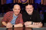 Rateteam-Kapitän Bernhard Hoëcker (l.) mit Comedian Markus Krebs (r.).