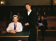 Frau Knoppe (Ingrid van Bergen) wird während der Gerichtsverhandlung von Staatsanwältin Charlotte Glaser (Britta Schmeling) verhört.