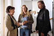 Major Carl Ribarski (Stefan Jürgens, r.) und seine Kollegin Revierinspektorin Penny Lanz (Lilian Klebow, M.) erhoffen sich von der Nachbarin Frau Graf (Hertha Schell, l.) wichtige Hinweise zur Klärung des Falles.