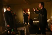 Castle (Nathan Fillion, l.), Esposito (Jon Huertas, 2.v.l.) und Ryan (Seamus Dever, 2.v.r.) verdächtigen Detective Slaughter (Adam Baldwin, r.), als dessen Fingerabdrücke auf der Mordwaffe auftauchen ...
