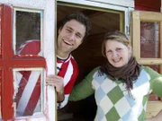 Claus und Eva machen sich die Hände richtig schmutzig. Erst muss der Komposthaufen weg und dann der Apfelbaum. Dabei begibt sich Claus in Lebensgefahr!