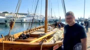 Prof. Christoph Schäfer ist der Initiator des einmaligen Projekts. Am Morgen vor der ersten Ausfahrt auf das Mittelmeer mit der Bissula im Jachthafen von Cannes.